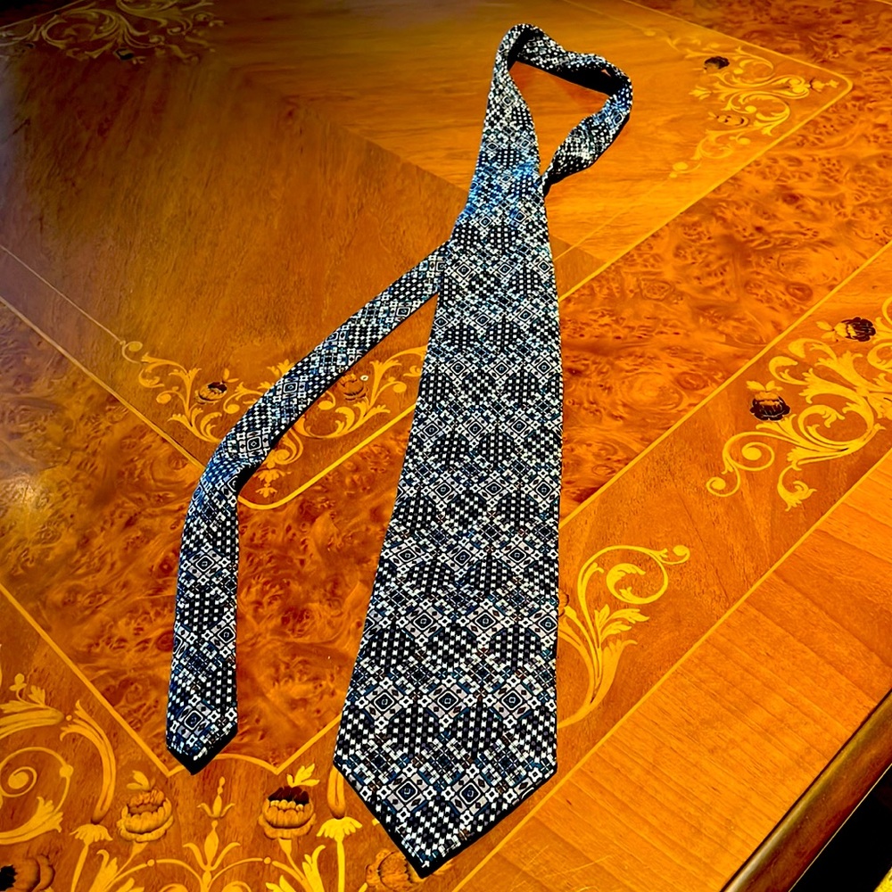 Chez Roffe men’s necktie, pure silk. Stand out from the crowd!